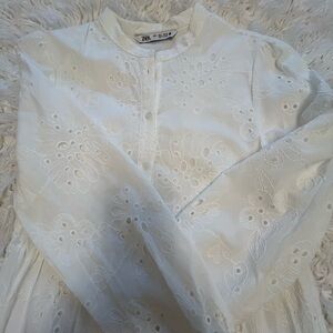 Zara maxi dress new never worn. Long sleeves eyelet,From London 2023 Size 8 US.